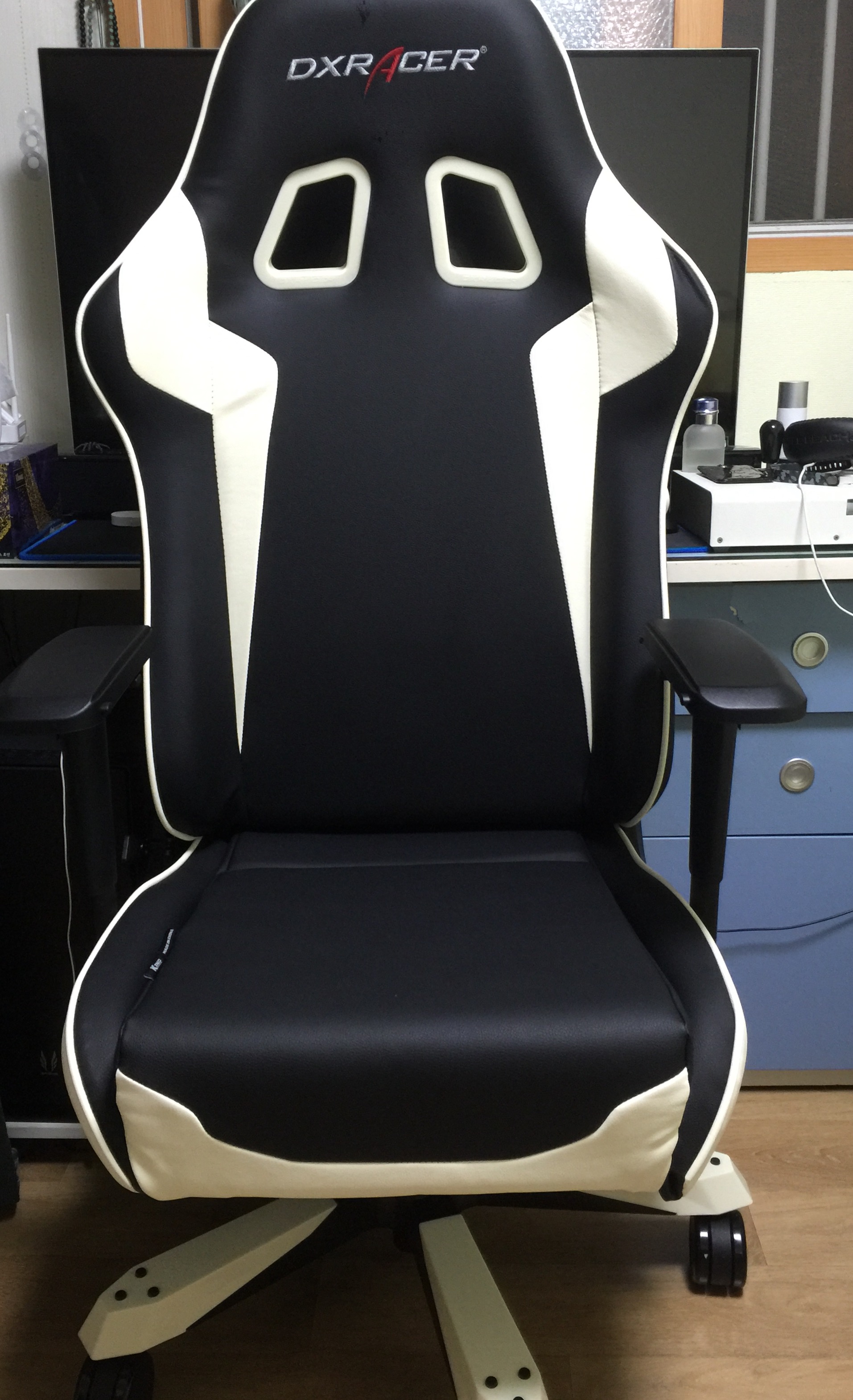 image.jpeg : 10년정도 사용한 의자가 고장나서 dxracer kf00의자를 구매하였습니다.
